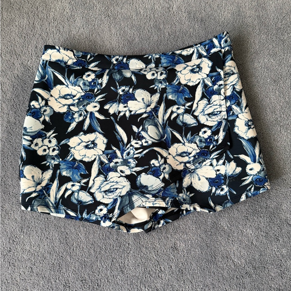 Abercrombie & Fitch Floral Blue and White Women's Skort Skirt with Shorts Large